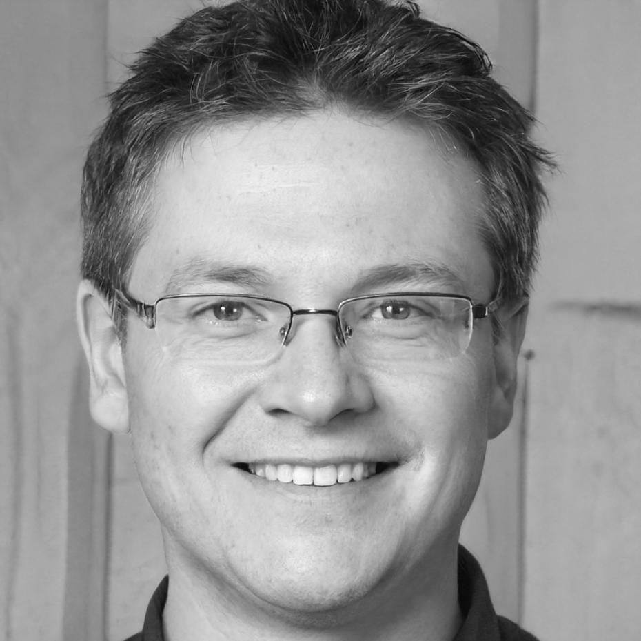 Lukas Brenner, Gründer von karavonestel